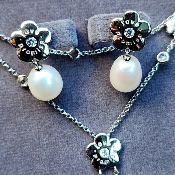 ONE OF A KIND CLASSY PEARLS NECKLACE & EARRINGS SET - Picture 1 of 11